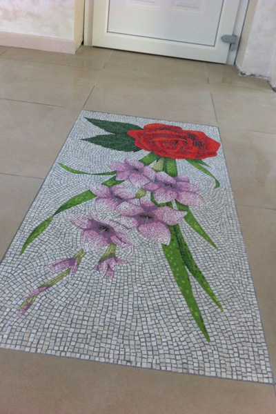 Pavimento floreale in mosaico